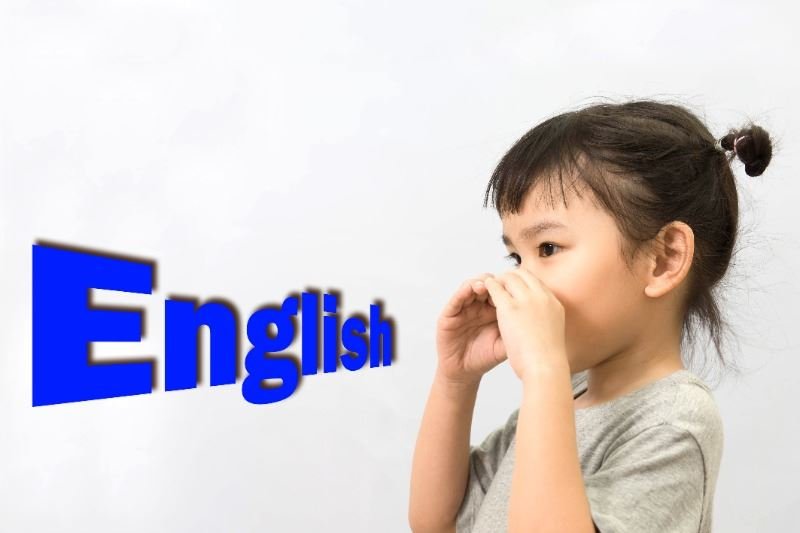 小女孩正專心聽英文單字。