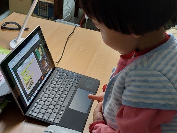 幼兒使用筆記型電腦上網課,並盯著螢幕。 夏洛特學生的回饋。