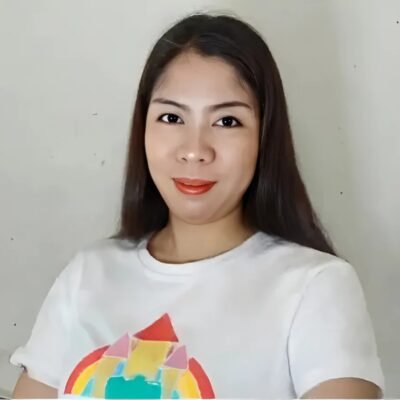 身穿白色 T 恤的朱琳老師面帶微笑。