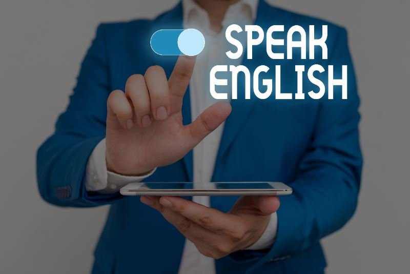 有人在平板電腦上啟動「說英語」功能。 為孩子學習英語。