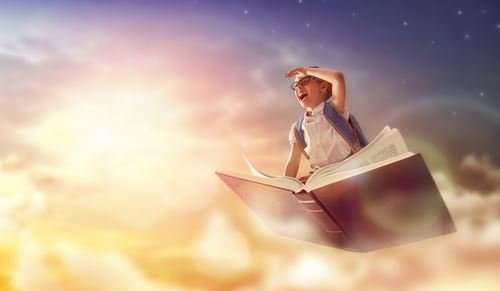 孩子在打開的書上飛翔,在雲層中翱翔。