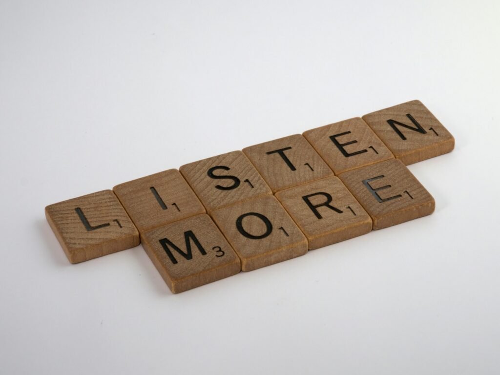 木製字母塊拼出「LISTEN MORE」