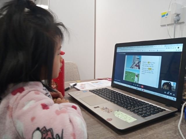 年輕女孩使用筆記型電腦上網課，學生回饋