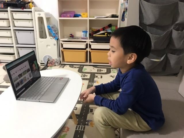 小男孩使用筆記型電腦參加線上課程。 Hans 學生的回饋。