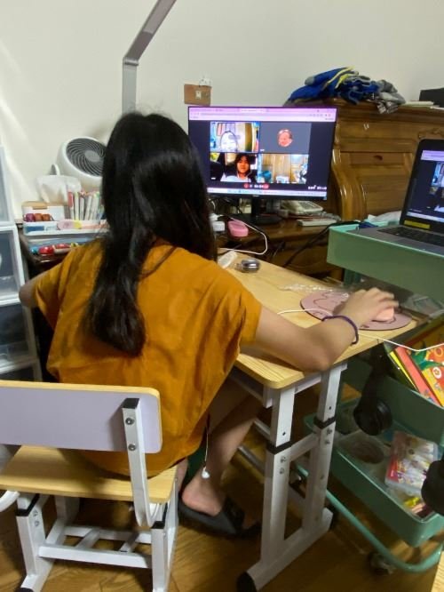 學生使用筆記型電腦和桌上型電腦透過視訊會議參加線上課程。 正向的學習經驗。