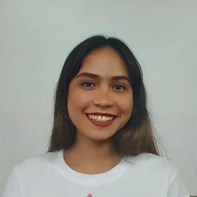 身穿彩虹城堡T恤的微笑傑西老師