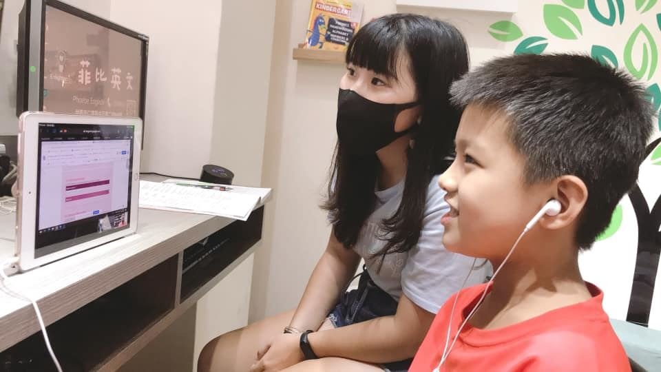 學生和老師使用平板電腦進行線上英語課。 亞歷山大的回饋。