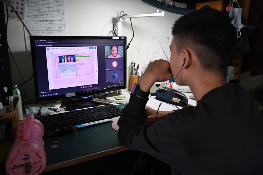 學生使用 Happy Land 的線上英語教學平台，透過視訊會議參加線上英語課。