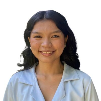 賈斯敏老師微笑肖像，黑髮，穿淺藍色襯衫。