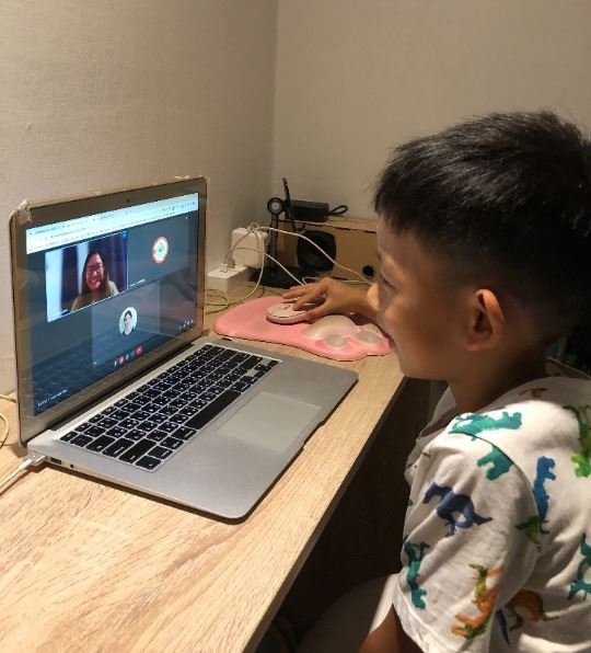 男孩使用筆記型電腦上網課,學生回饋