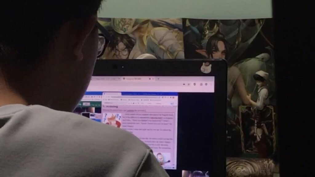 學生專注於筆記型電腦,複習線上學習材料。