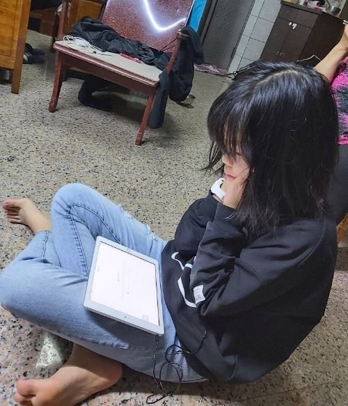 學生使用平板電腦學習。 正向的學習經驗。