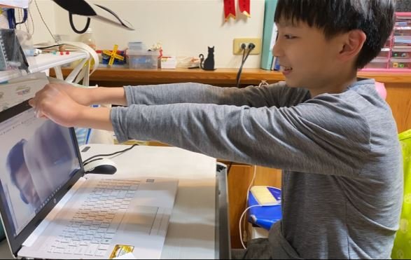 雪梨學生使用筆記型電腦上網課。正向的學習經驗。