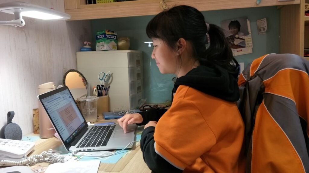 學生使用筆記型電腦,在書桌前學習。 Cherry的學習經驗。