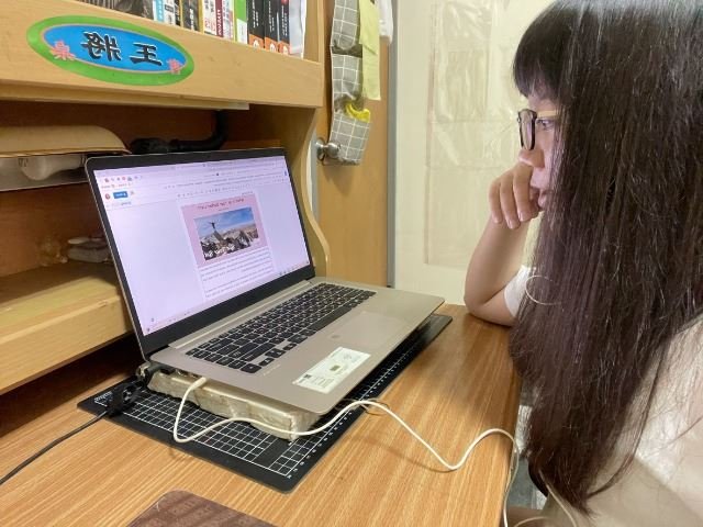 學生伊莎貝拉正在筆記型電腦上複習線上課程材料。