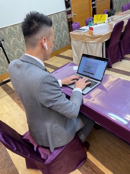 穿著西裝的男人使用筆記型電腦,學生回饋。