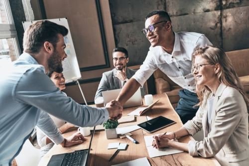 商界人士握手,合作完成一個專案。針對兒童的線上英語課程。