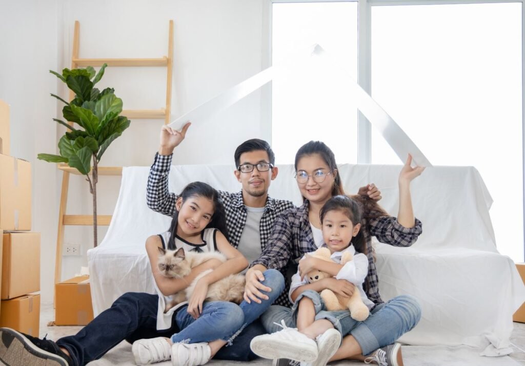 幸福的家庭，兩個孩子抱著一個房子形狀的框架，象徵著房屋所有權。