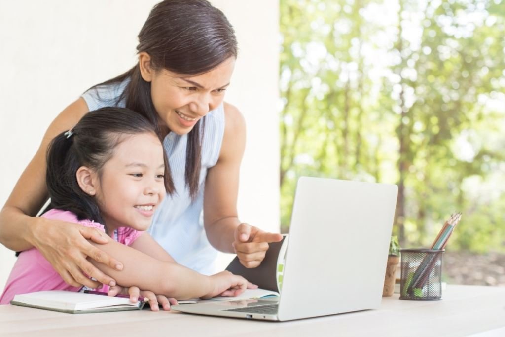母親和女兒使用筆記型電腦學習英語。