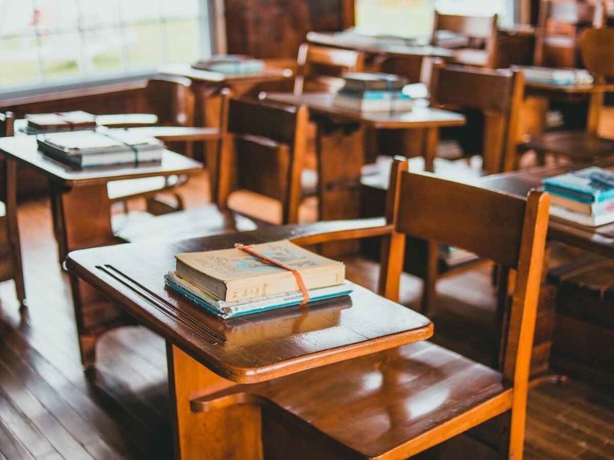 舊木製課桌椅和書籍；復古教室