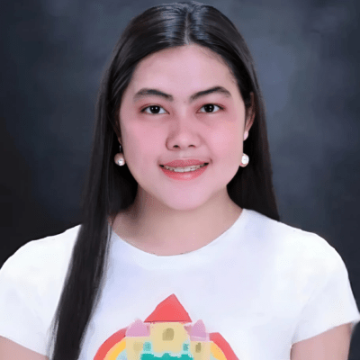 身穿白色T恤的Liz老師面帶微笑