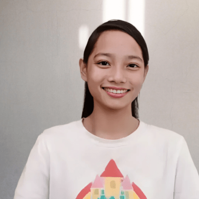 快樂的福尼斯老師（莉娜）微笑著拍肖像照。