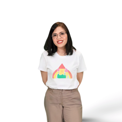 微笑的喬安娜老師穿著帶有彩色城堡圖案的白色 T 卹。