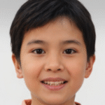 一個微笑的亞洲男孩的肖像