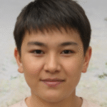 一個微笑的男孩的肖像