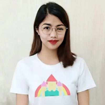 老師喬伊琳 (Joylene) 穿著帶有彩虹圖案的白色 T 卹。