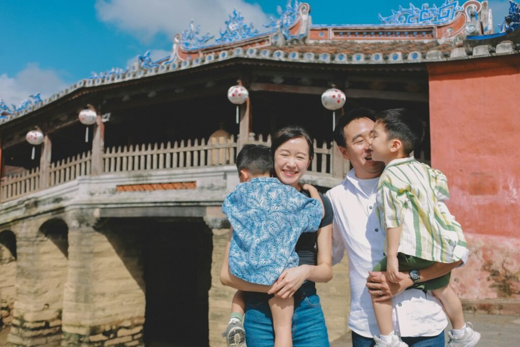 在古色古香的日本橋前，一家人幸福合影。